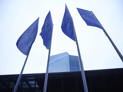 أعلام الاتحاد الأوروبي ترفرف خارج المقر الرئيسي للبنك المركزي الأوروبي في فرانكفورت، ألمانيا - بلومبرغ
