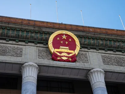 شعار جمهورية الصين الشعبية على مبنى قاعة الشعب الكبرى في بكين، الصين - بلومبرغ