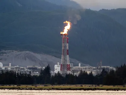 شعلة غاز في منشأة \"إل إن جي كندا\" في كيتيمات، كولومبيا البريطانية، كندا - بلومبرغ