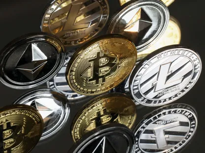 مسكوكات رمزية تحمل شعارات العملات المشفرة \"بتكوين\" و\"إيثريوم\" و\"لايتكوين\" - المصدر: بلومبرغ