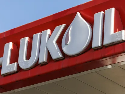 شعار شركة الطاقة الروسية \"لوك أويل\" - بلومبرغ