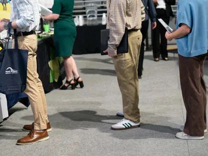 باحثون عن عمل في معرض توظيف في بون، كارولاينا الشمالية - بلومبرغ