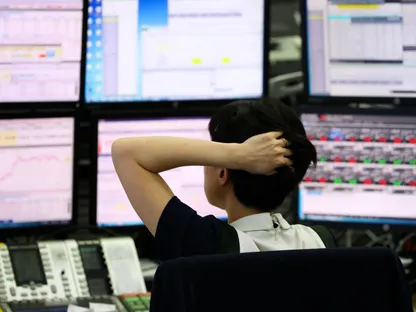 متداول يراقب شاشات أسعار العملات والأوراق المالية في مصرف \"كي إي بي هانا بنك\" في سيؤول، كوريا الجنوبية - المصدر: بلومبرغ