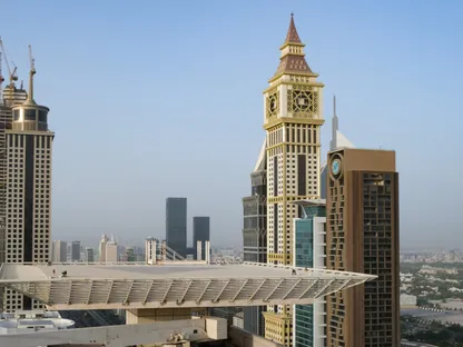 مبنى \"بيغ بن\" في دبي بين ناطحات السحاب والذي أُعيدت تسميته الآن إلى \"برج إيه إتش إس\" - بلومبرغ