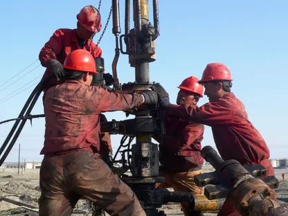 عمال يجهزون مضخة نفط في حقل تابع لشركة \"بتروتشاينا\"، كاراماي، منطقة شينجيانغ، الصين (صورة أرشيفية تعود لعام 2007) - رويترز