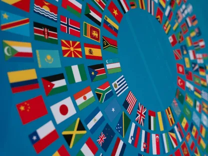 أعلام الدول على لافتة اجتماعات الخريف لصندوق النقد والبنك الدوليين خارج مقر صندوق النقد الدولي في واشنطن، الولايات المتحدة - بلومبرغ