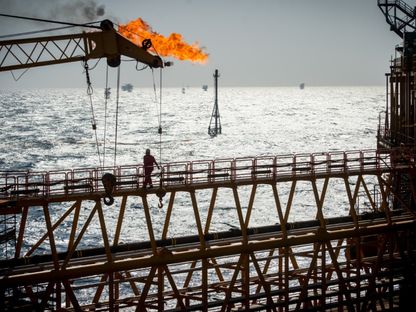 غاز مشتعل على متن منصة نفط بحرية تشغلها الشركة الوطنية الإيرانية للنفط البحري، بالقرب من جزيرة لافان، إيران - بلومبرغ