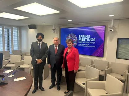 المديرة العامة لصندوق النقد الدولي كريستالينا غورغييفا، ووزير المالية السوري محمد برنية، وأجاي بانغا رئيس مجموعة البنك الدولي على هامش اجتماعات الربيع لصندوق النقد والبنك الدوليين المنعقدة في العاصمة الأميركية واشنطن، مايو 2025 - الشرق