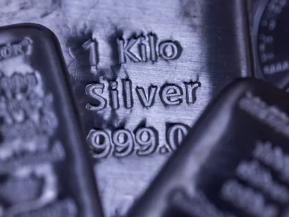 سبائك فضة بوزن كيلوغرام واحد معروضة لدى أحد تجار المعادن الثمينة في لندن، المملكة المتحدة - بلومبرغ