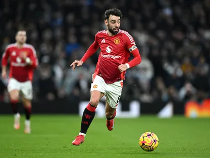 برونو فيرنانديز لاعب \"مانشستر يونايتد\" خلال مباراة الدوري الإنجليزي الممتاز لكرة القدم ضد \"توتنهام هوتسبير\" في لندن، بتاريخ 16 فبراير 2025 - Getty Images