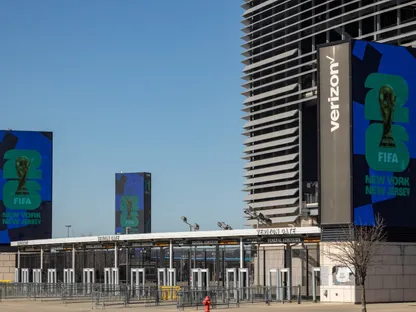 لافتات "فيفا" في ملعب "ميتلايف" في إيست روثرفورد نيو جيرسي - بلومبرغ