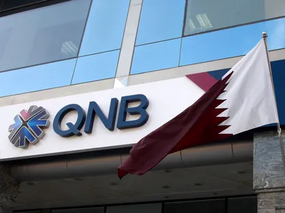 علم قطر يرفرف أمام مقر بنك قطر الوطني - المصدر: بلومبرغ