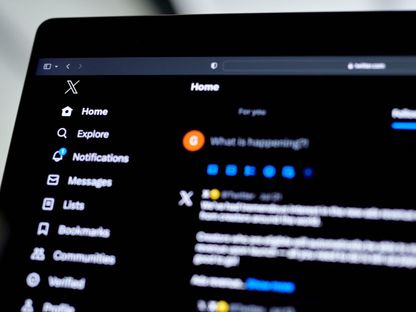 واجهة منصة \"إكس\" على كمبيوتر محمول - بلومبرغ