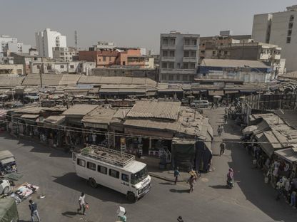 السوق وطريق البيع بالتجزئة في داكار، السنغال - بلومبرغ