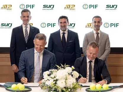 ياسر الرميان محافظ صندوق الاستثمارات العامة السعودي، يتوسط يزيد الحميد، نائب المحافظ ورئيس استثمارات الشرق الأوسط وشمال أفريقيا في الصندوق، وأندريا غاودنزي رئيس رابطة لاعبي التنس المحترفين، وداني تاونسند الرئيس التنفيذي لشركة \"سرج\" للاستثمار الرياضي؛ وبندر مقرن رئيس مجلس إدارة شركة \"سرج\" للاستثمار الرياضي والمدير التنفيذي للعمليات في صندوق الاستثمارات العامة، خلال حفل التوقيع لإطلاق البطولة الجديدة في باريس، فرنسا، 23 أكتوبر 2025. - الشركة