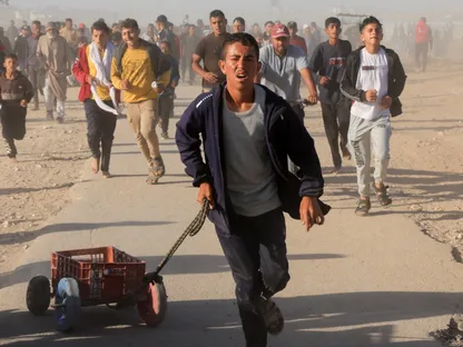 فلسطينيون يحاولون الحصول على مساعدات من \"مؤسسة غزة الإنسانية\" المدعومة من الولايات المتحدة وإسرائيل في خان يونس جنوبي قطاع غزة. 29 مايو 2025 - Reuters - رويترز