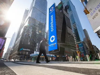 واجهة مقر بورصة \"ناسداك\" في نيويورك تُعرض عليها لافتة \"كوين بيس\" - بلومبرغ