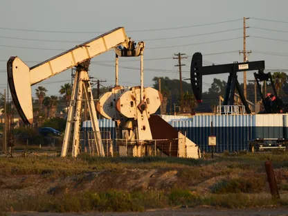 مضخات النفط الخام تعمل في الآبار الواقعة في سيل بيتش، كاليفورنيا، الولايات المتحدة - المصدر: بلومبرغ