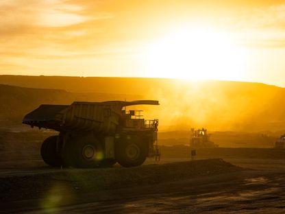 شاحنات تفريغ تابعة لشركة \"كوماتسو\" (Komatsu Ltd) تعمل في منجم مفتوح ضمن منجم \"أويو تولغوي\" للنحاس والذهب في منغوليا، الصين - بلومبرغ