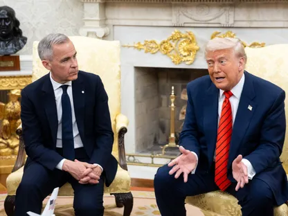 الرئيس الأميركي دونالد ترمب ومارك كارني رئيس الوزراء الكندي خلال اجتماع في المكتب البيضاوي بالبيت الأبيض في واشنطن العاصمة، الولايات المتحدة، يوم الثلاثاء 6 مايو 2025. - بلومبرغ