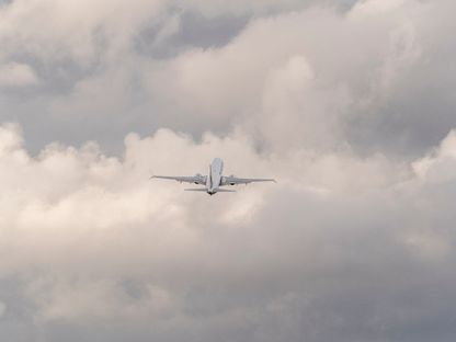 طائرة من طراز \"بوينغ 737 ماكس 8\" تحلق في الجو - بلومبرغ