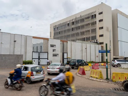 سيارات تسير بجانب بنك غانا في أكرا، غانا - بلومبرغ