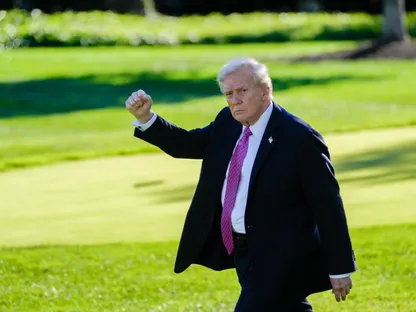 الرئيس الأميركي دونالد ترمب رافعاً قبضته في حديقة البيت الأبيض - بلومبرغ