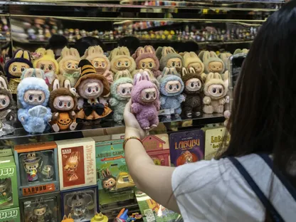 دمى "لابوبو" معروضة في معرض الذكرى العاشرة "Monsters by Monsters: Now and Then" لشركة "بوب مارت" في شنغهاي في أكتوبر - بلومبرغ