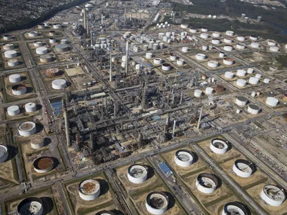 خزانات نفط ومرافق تكرير في \"فولي\"، المملكة المتحدة. تستعد أكبر شركات النفط بالعالم لتنفيذ خطط تسريع زيادة الإنتاج عندما تعلن عن أرباحها الأسبوع الجاري - بلومبرغ