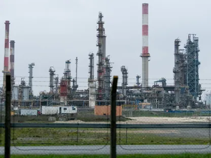 أعمدة مصفاة النفط \"غراند بوي\" التابعة لشركة \"توتال إنرجيز\" في فرنسا - المصدر: بلومبرغ