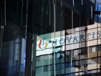 شعار شركة \"نوفارتس\" معروض على مبنى في حرمها ببازل في سويسرا. - المصدر: بلومبرغ