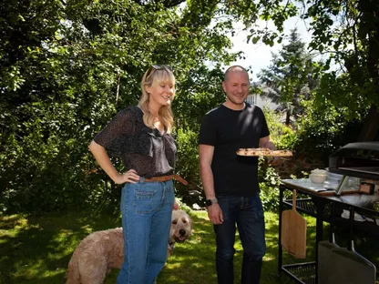 دارينا غارلاند وكريستيان تابانيناهو، مؤسسا شركة \"أوني\"، في حديقة منزلهما الذي يعود للقرن السابع عشر في إدنبرة - بلومبرغ