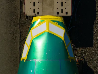 هيكل طائرة \"بوينغ 737\" محمول على عربة قطار في سياتل، ولاية واشنطن، الولايات المتحدة - بلومبرغ