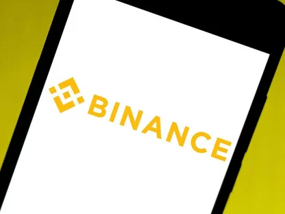 شعار \"بينانس\" على هاتف ذكي - المصدر: بلومبرغ