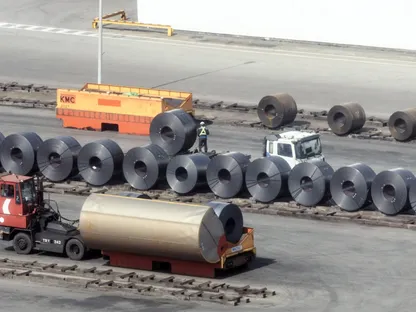 عامل يحمّل لفة من الصلب على شاحنة في أحد موانئ كوريا الجنوبية - بلومبرغ