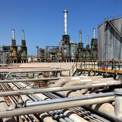 تعافي إنتاج النفط في ليبيا بعد الاتفاق على وقف الحرب الأهلية في البلاد نهاية العام الماضي - المصدر: بلومبرغ