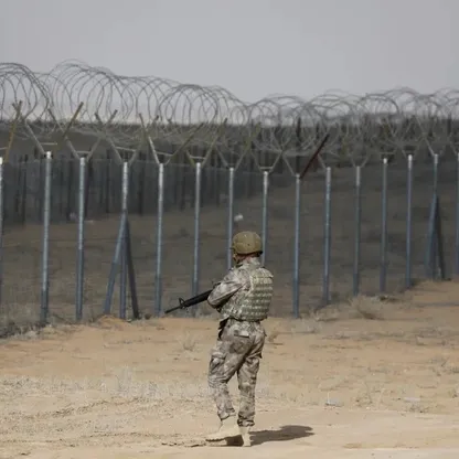 جندي من قوات الأمن العراقية يقف على الجانب العراقي من الحدود العراقية السورية، في 27 يناير 2022 - رويترز 