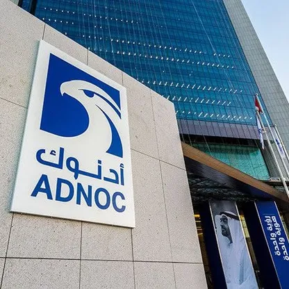 شعار شركة 'أدنوك' على مقرها الرئيسي في أبوظبي، الإمارات - المصدر: بلومبرغ