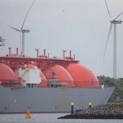 ناقلة الغاز الطبيعي المسال 'أركتيك ديسكفرر' راسية في ميناء روتردام. هولندا. أسعار الغاز في أوروبا مرشحة لمزيد من الارتفاع مع تعرض منشآت غاز أوروبية لهجمات إيرانية. - المصدر: بلومبرغ