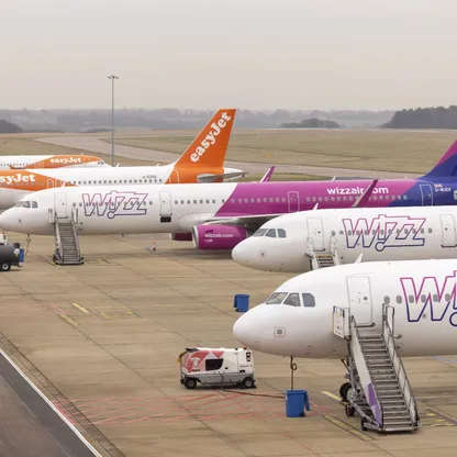 طائرات ركاب تابعة لشركتي "إيزي جيت" و"ويز إير" - بلومبرغ