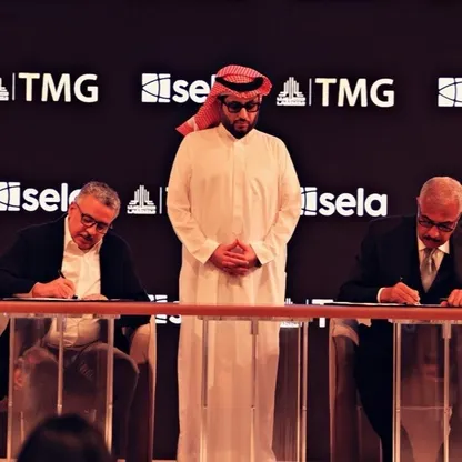 المستشار تركي بن عبد المحسن آل الشيخ رئيس مجلس إدارة الهيئة العامة للترفيه، يتوسط راكان الحارثي، العضو المنتدب لشركة "صلة"، وهشام طلعت مصطفى الرئيس التنفيذي والعضو المنتدب لمجموعة طلعت مصطفى، خلال حفل توقيع الاتفاقية، القاهرة، مصر، 21 مايو 2026. - الشركة