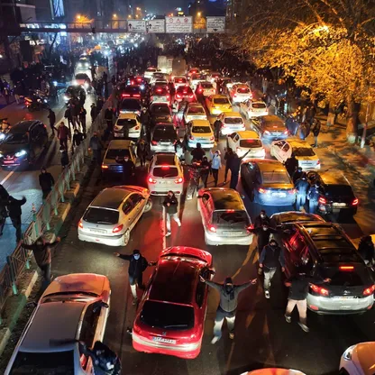 احتجاجات اندلعت بسبب ارتفاع التضخم وانهيار الريال في طهران في 8 يناير - بلومبرغ