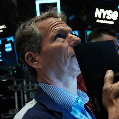 S&P 500 عند أدنى مستوى في 3 أشهر مع تراجع ثقة المستهلك