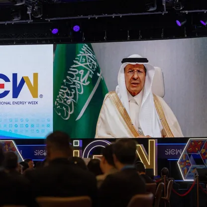الأمير عبدالعزيز بن سلمان، وزير الطاقة، وزير الصناعة والثروة المعدنية السعودي خلال كلمة مسجلة بالفيديو معروضة في مؤتمر أسبوع سنغافورة الدولي للطاقة. المصدر: وزارة الطاقة السعودية على منصة "إكس" - الشرق بلومبرغ