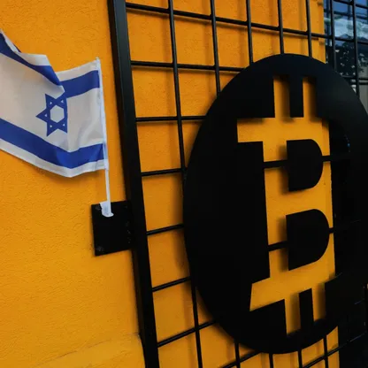 علم إسرائيلي خارج متجر لتداول عملة "بتكوين" المشفرة في تل أبيب، إسرائيل - بلومبرغ