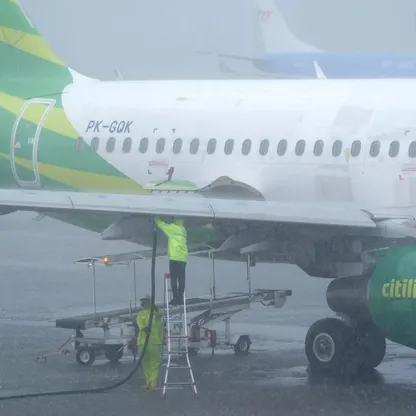 عمال يزودون طائرة بالوقود في جاكرتا، إندونيسيا. - بلومبرغ