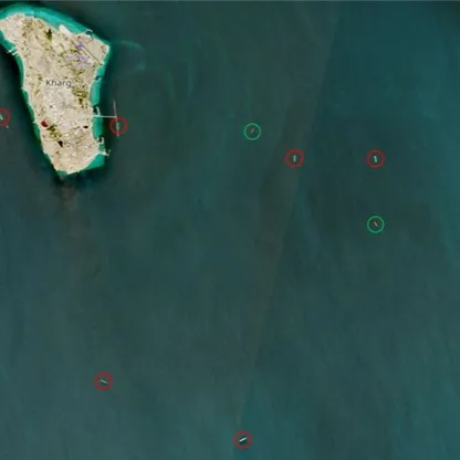 ناقلتا نفط عملاقتان راسيتان عند محطة تصدير النفط في جزيرة خرج الإيرانية في 7 مارس 2026، بينما ترسو ناقلات أخرى قرب الجزيرة - بلومبرغ