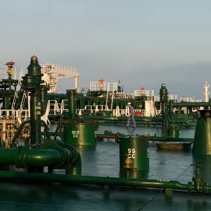 ناقلة تحمّل النفط الخام بمرفأ جزيرة خرج في إيران استعداداً لنقله إلى الهند (صورة أرشيفية بتاريخ 23 مارس 2018) - المصدر: بلومبرغ