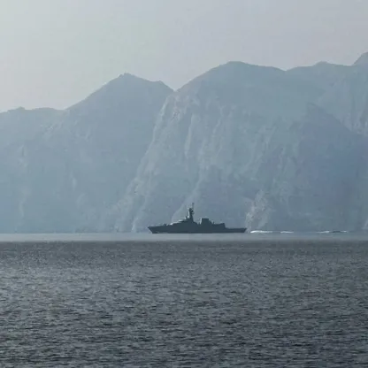 سفينة حربية في مضيق هرمز، الممرّ البحري الحيوي الذي يمرّ عبره جزء كبير من صادرات النفط والغاز العالمية، بتاريخ 1 مارس 2026 - بلومبرغ