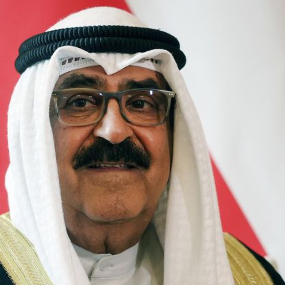 أمير الكويت يقرر حل مجلس الأمة ووقف بعض مواد الدستور لمدة لا تزيد عن 4 سنوات